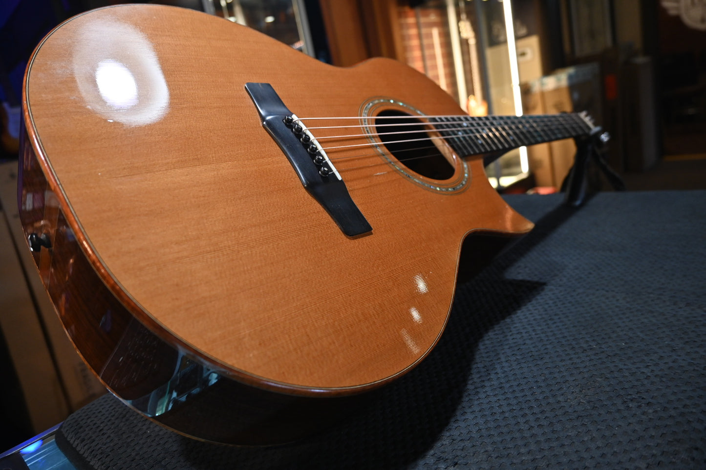 Charis Grand Concert Cedar/Old Growth Rosewood #36 Guitar