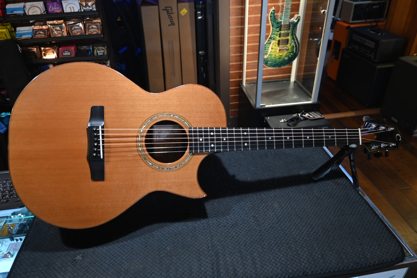 Charis Grand Concert Cedar/Old Growth Rosewood #36 Guitar