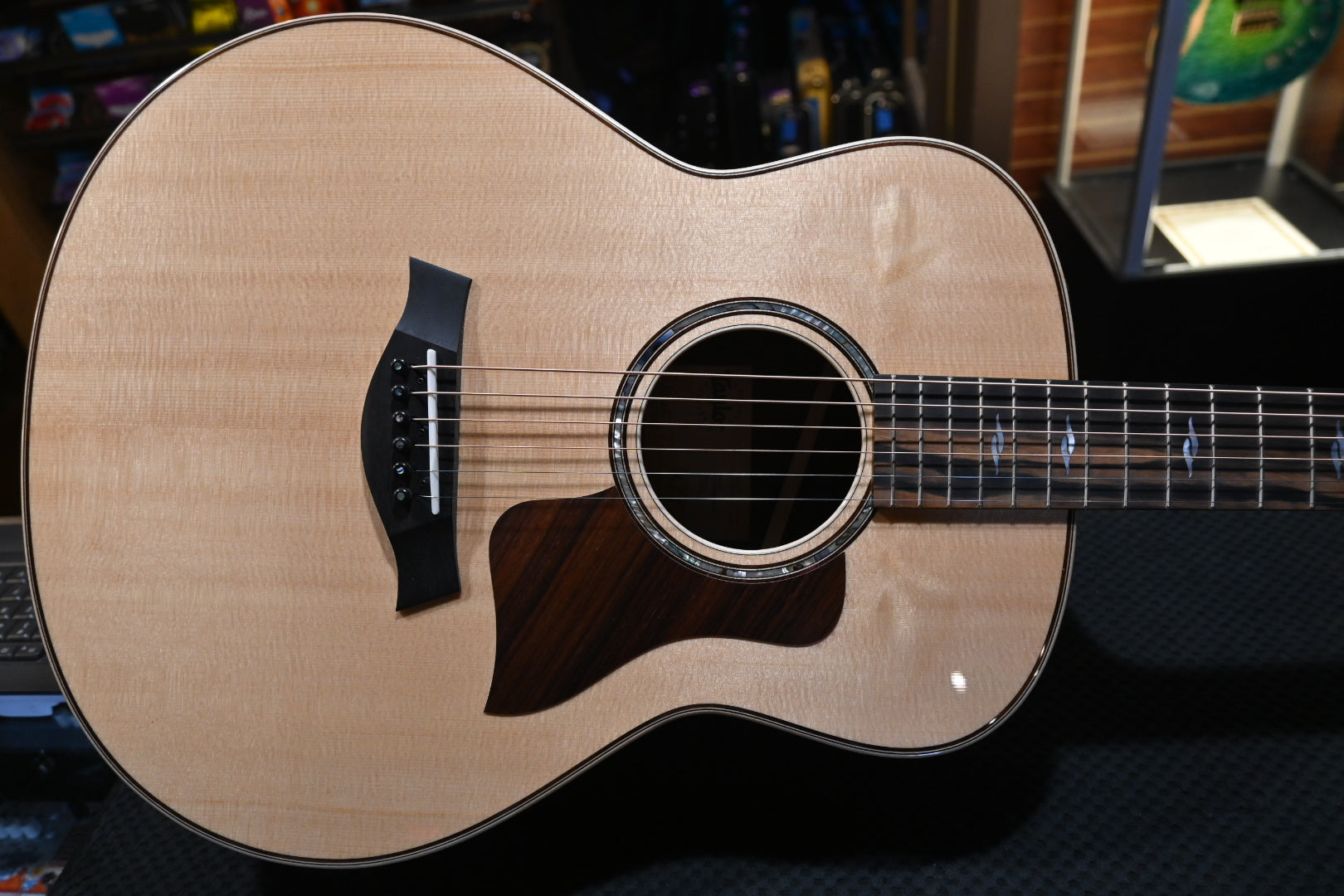 Taylor GT 811e Natural Spruce/Rosewood - Guitar Guys