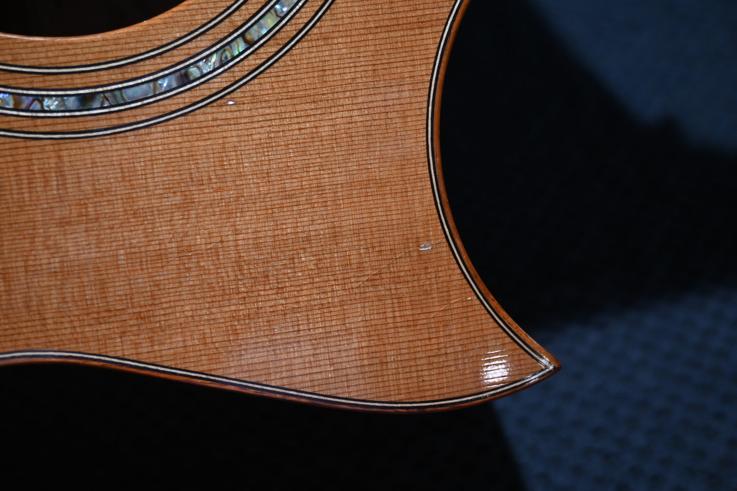 Charis Grand Concert Cedar/Old Growth Rosewood #36 Guitar