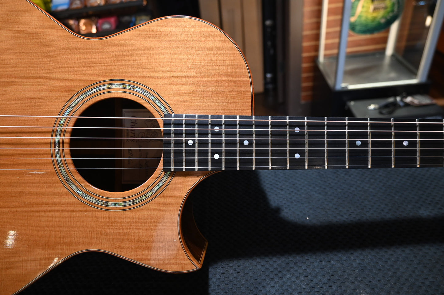 Charis Grand Concert Cedar/Old Growth Rosewood #36 Guitar