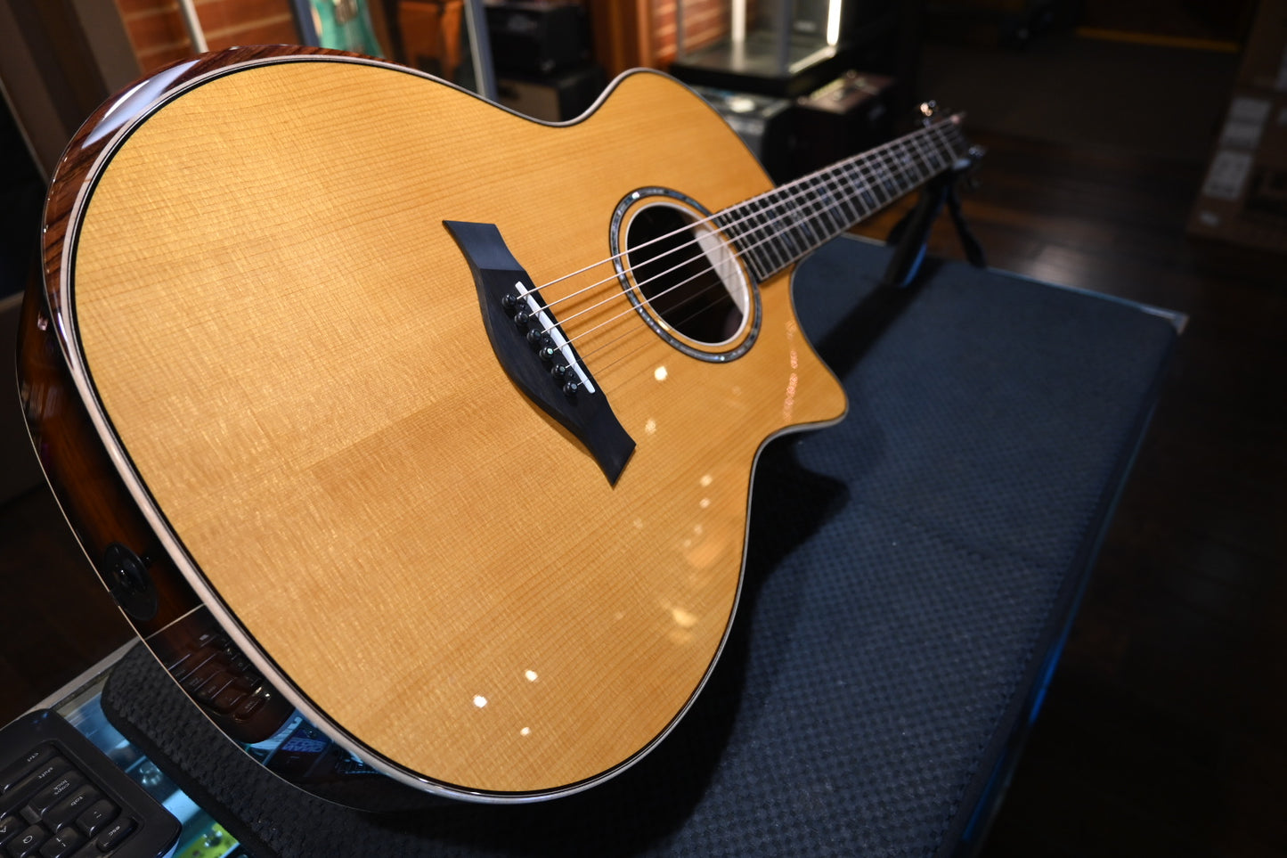 Taylor Custom 814ce Torrefied Spruce/Honduran Rosewood Guitar #5102