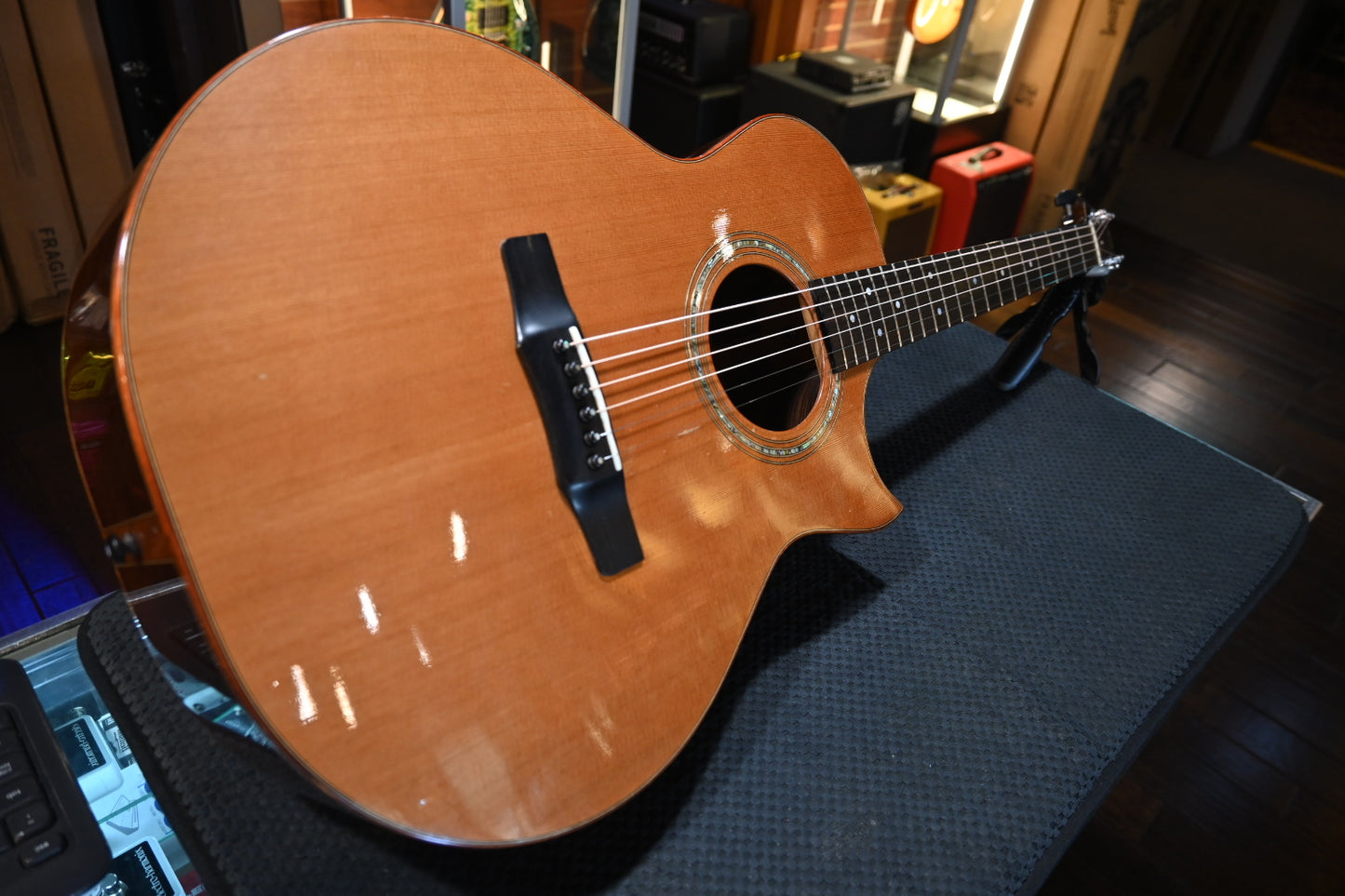 Charis Grand Concert Cedar/Old Growth Rosewood #36 Guitar