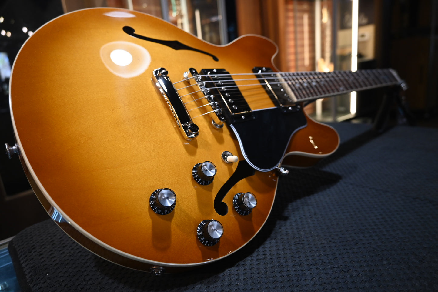 gibson es 339 tobacco burst ES-339 Semi-Hollow Electric Guitar with 30/60 Neck Light Caramel making it a favourite among players looking for a versatile Gibson ES-339 Studio Ginger Burst