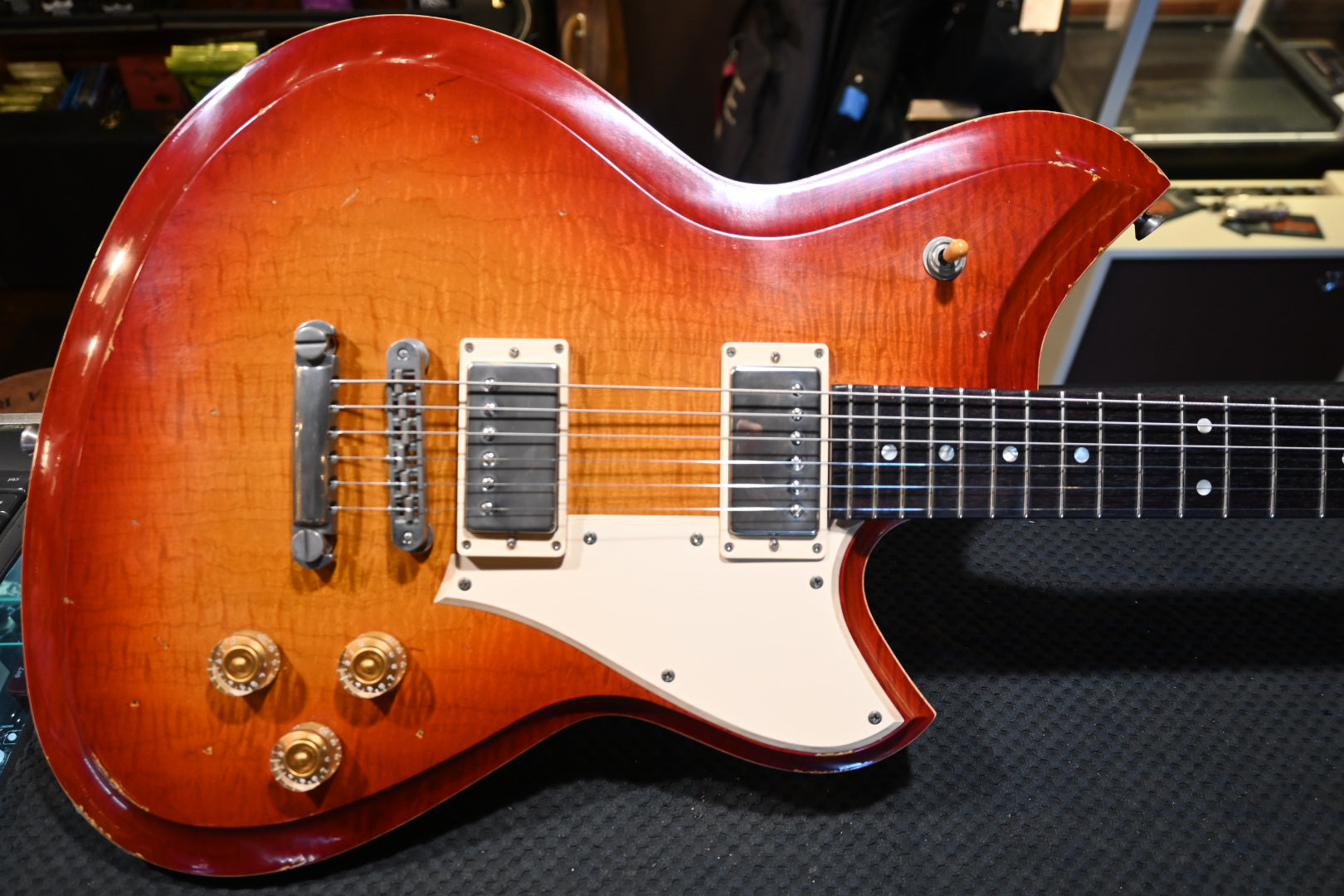 Novo Chambered Serus H2 Dealer Limited - Faded Cherry Burst Guitar #6302 - Danville Music