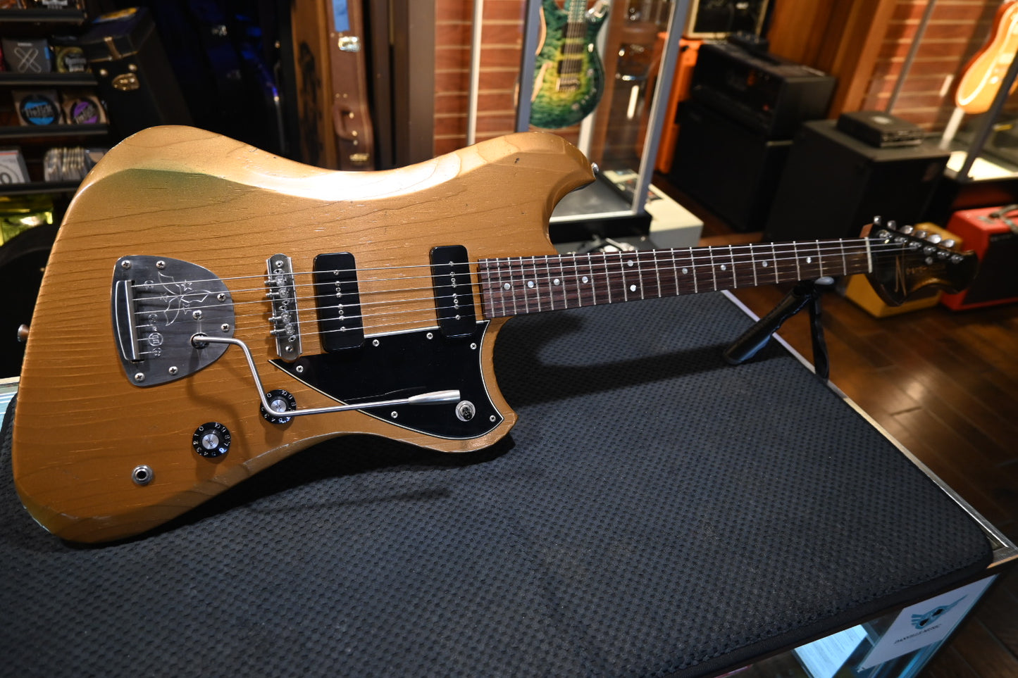 Novo Nucleus Voltur J - Gold Top Gold Guitar #4664 - Danville Music