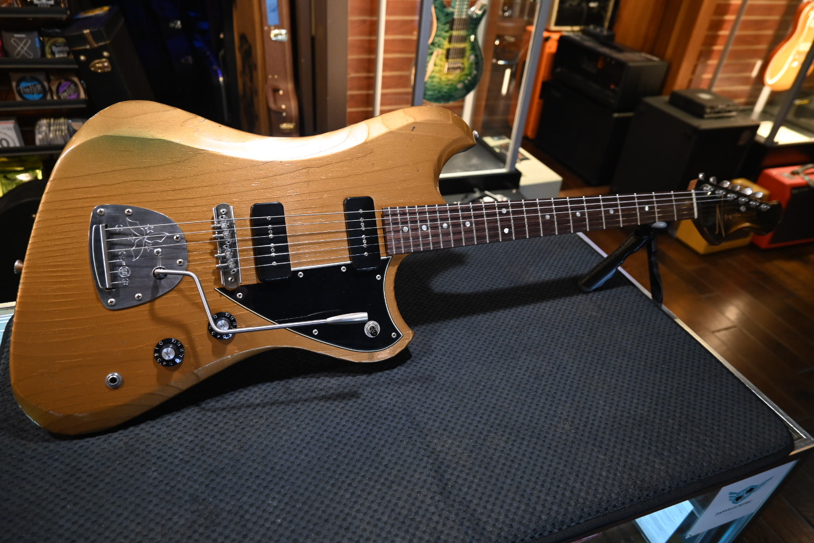 Novo Nucleus Voltur J - Gold Top Gold Guitar #4664 - Danville Music