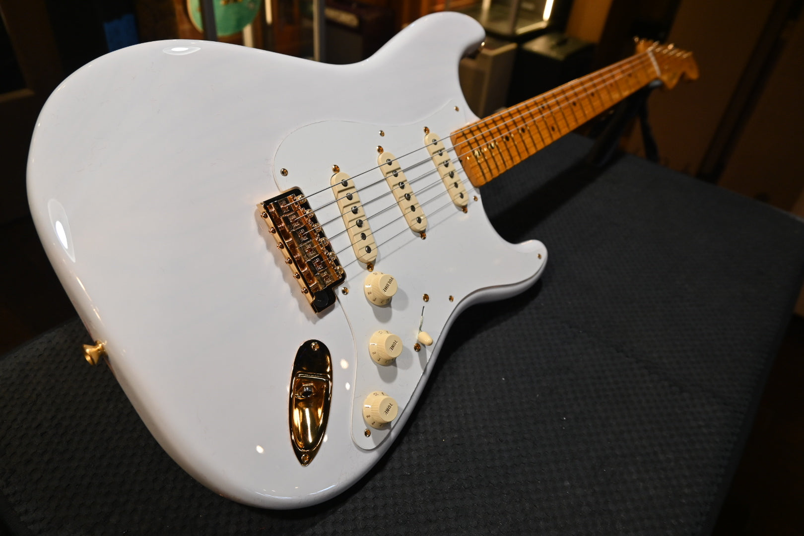 Fender Limited Edition American Vintage II 1957 Stratocaster White