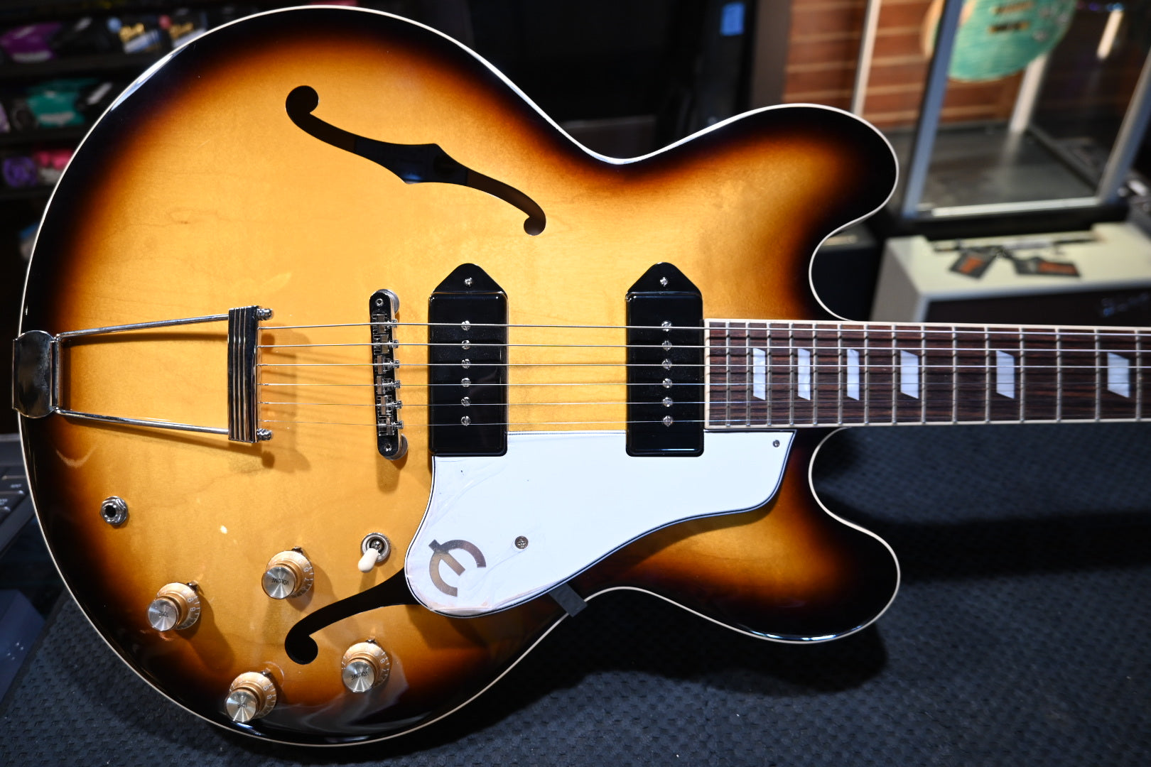 ギター Epiphone Casino vintage sunburst 2024 Epiphone Casino USA 2024 Vintage Sunburst Guitar 0291 | Danville Music