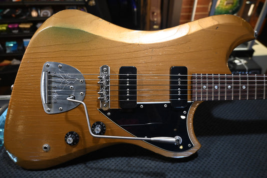 Novo Nucleus Voltur J - Gold Top Gold Guitar #4664 - Danville Music