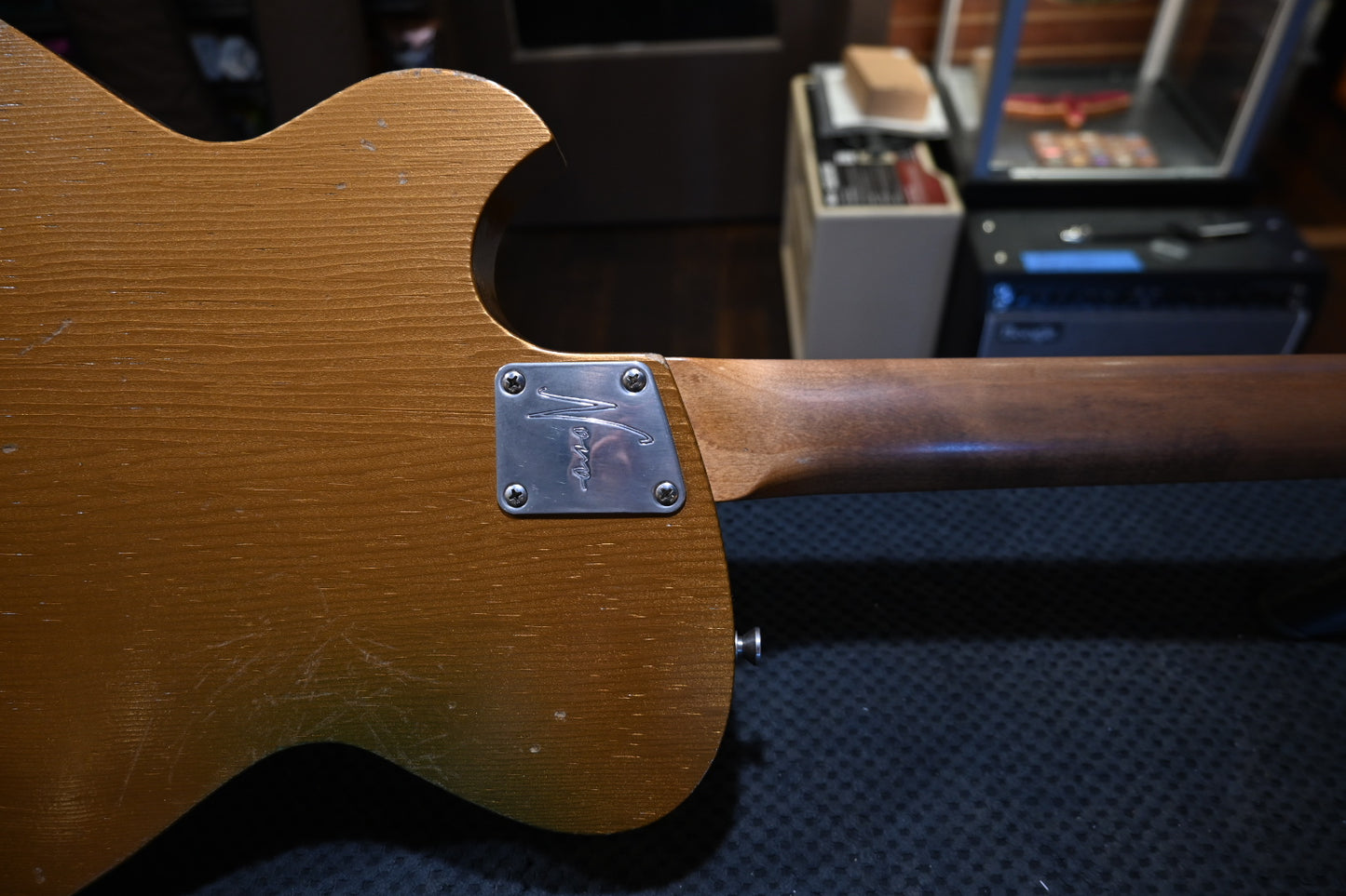 Novo Solus H2 - Gold Top Gold Guitar #6987