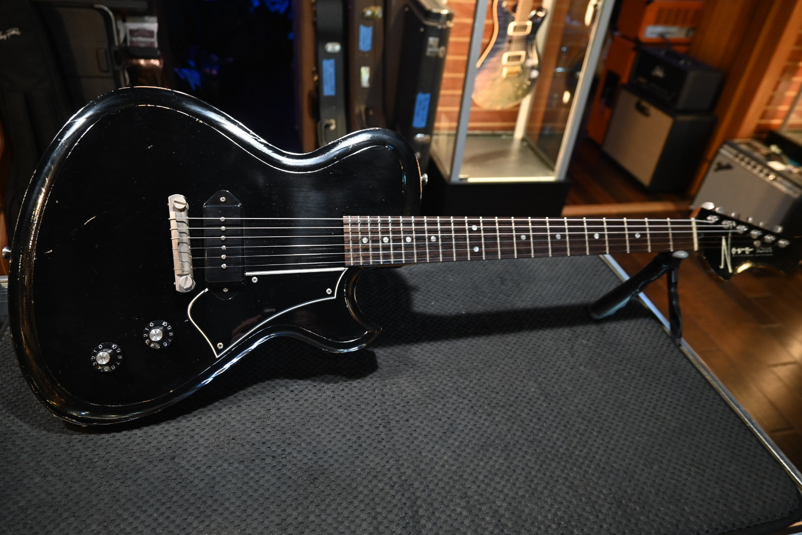 Novo Nucleus Solus M1 - Bull Black Guitar #1136 - Danville Music
